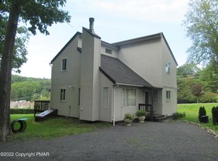 1043 Lancaster Dr, Bushkill, PA 18324
