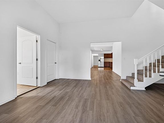 3rd image of 105 W COLUMBUS DRIVE