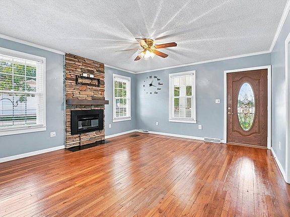 4th image of 652 Arlington Rd