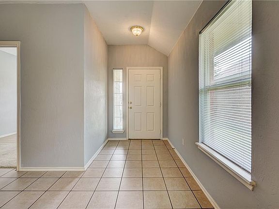 5th image of 10921 NW 37th St