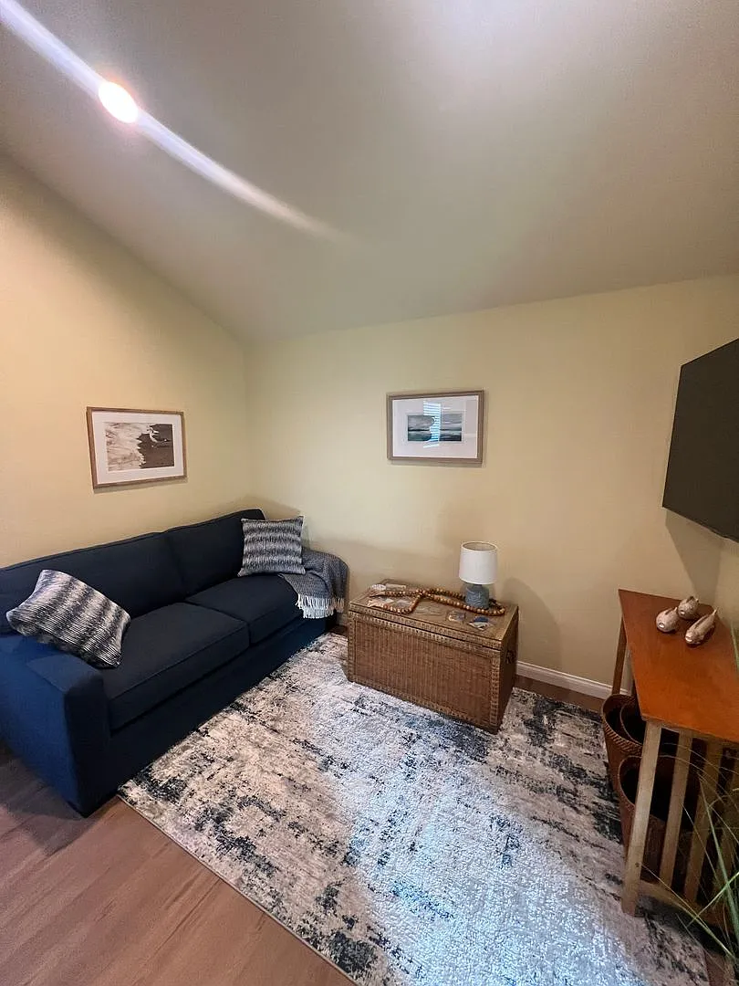 Ventura - Fully furnished one bedroom, one bath month to month rental! — Photo 2