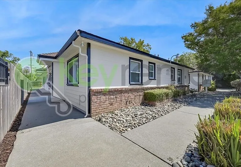 1071 Santiago Ave #6 — Photo 17