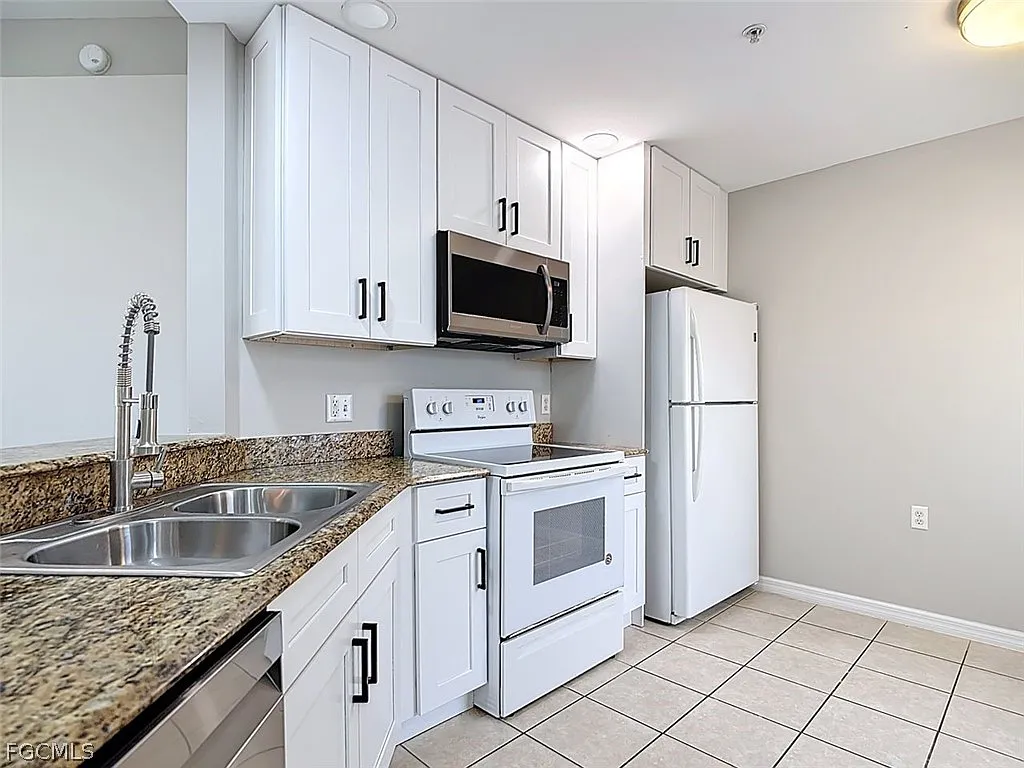 2 bed, 2.0 bath, 1055 sqft, $1,640 — Photo 2