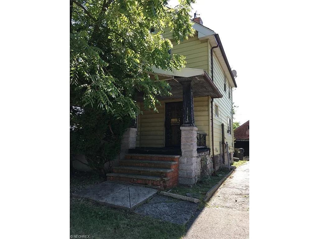 14516 Kingsford Ave photo 1