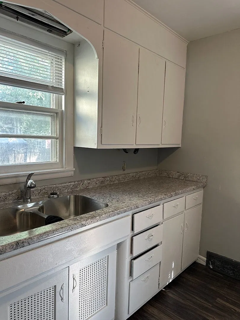 2 Bedroom, 1 Bath Single Family Home 138 Madison St Waterloo in the Highland School District! — Photo 3