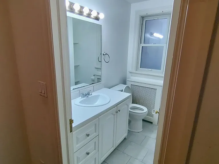 305 Saint Clair Ave E #MAIN FLOOR — Photo 13