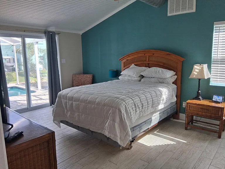 2470 Rose Ave — Photo 9