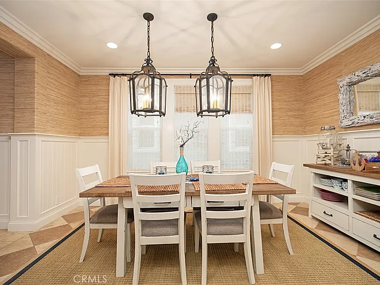 208 E Balboa Blvd — Photo 11