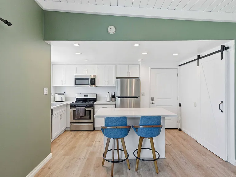 3105 Ocean Dr — Photo 6