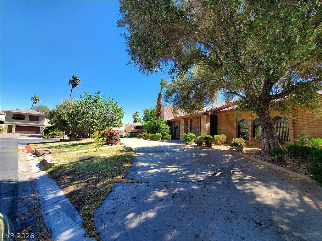 2 bed, 3.5 bath, 4840 sqft, $3,900 — Photo 2