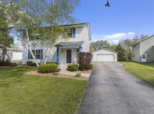 215 Rivera Dr, Waukesha, WI 53189