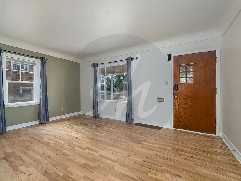 111 N Sheridan Ave — Photo 3
