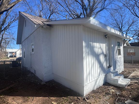 3rd image of 1740 W Olive Street