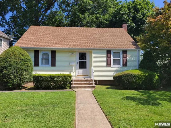 20 Greenlawn Dr, Lodi, NJ 07644
