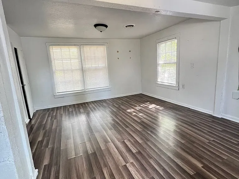 1205 N Park St — Photo 11