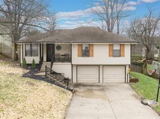 6612 NW Hidden Valley Rd, Parkville, MO 64152
