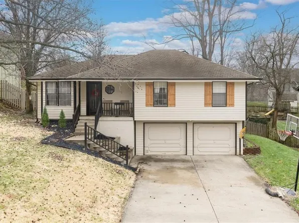 6612 NW Hidden Valley Rd, Parkville, MO 64152