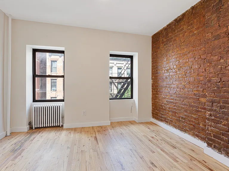412 E 9th St #14 — Photo 1