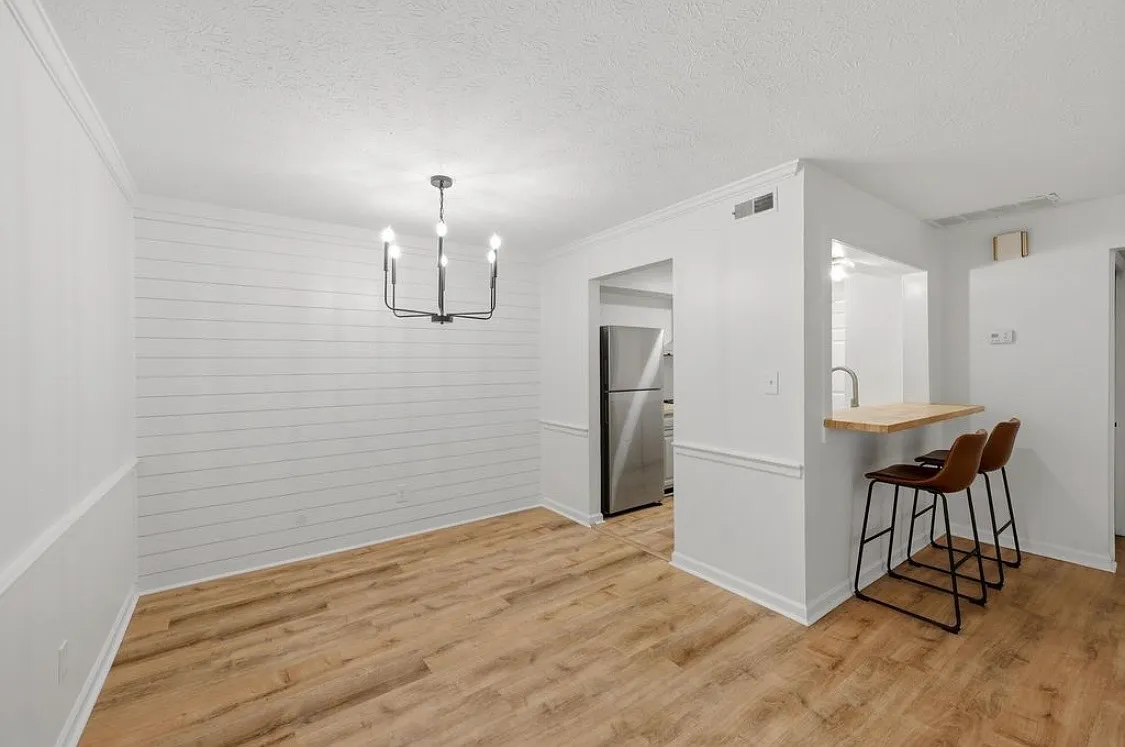 2 bed, 1072 sqft, $1,900 — Photo 3