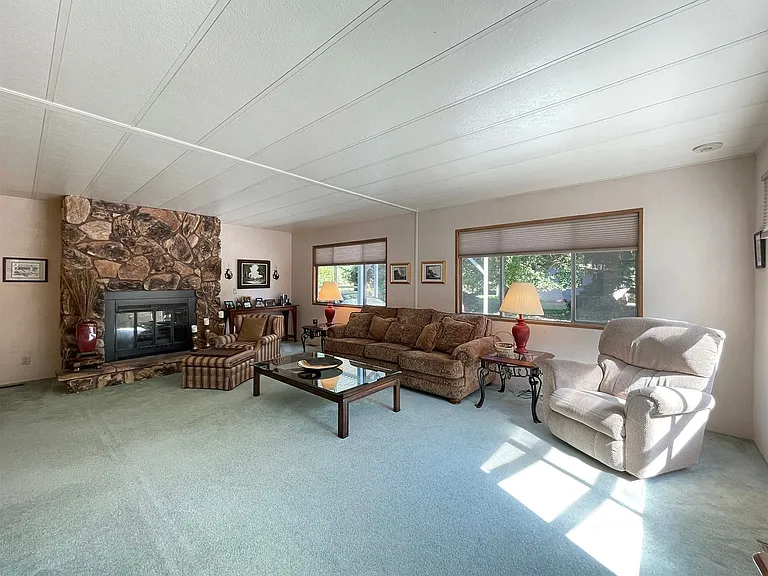 121 Ivy Ln — Photo 5