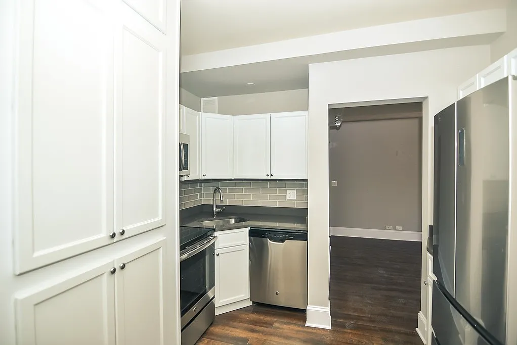 Building Photo - 817 W Lakeside Pl #403