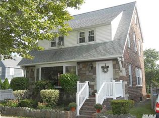 42 Prospect St, Williston Park, NY 11596