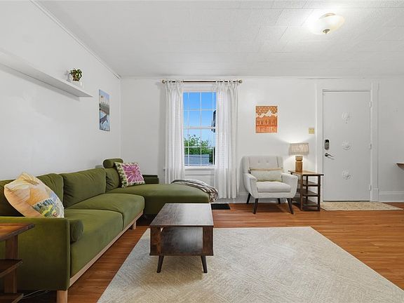 5th image of 724 Saint Clair Ave