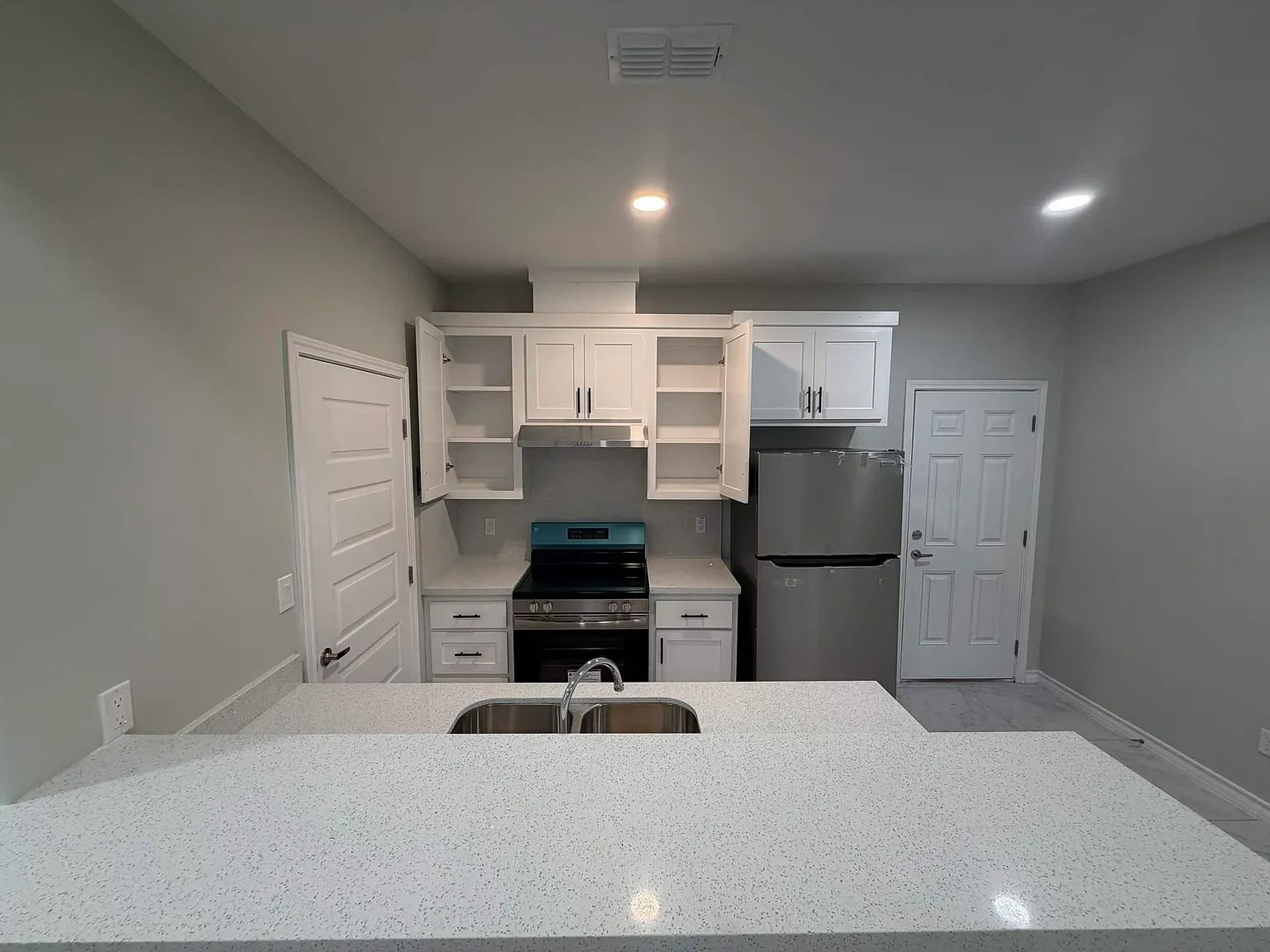 2 bed, 930 sqft, $1,100 — Photo 3