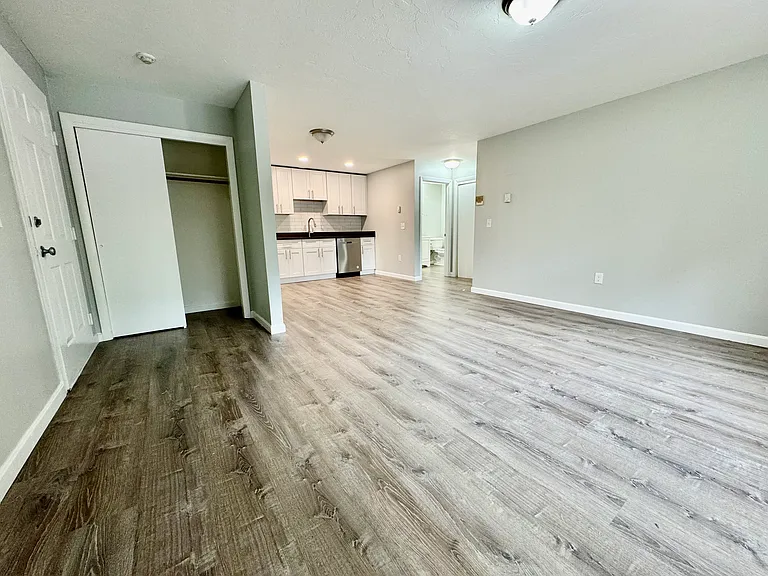 437 Sunderland Rd #J — Photo 5