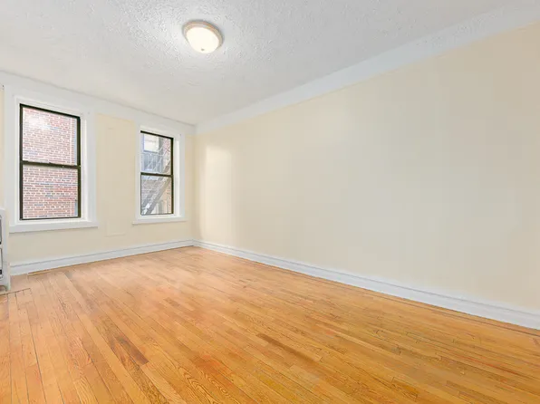 119-21 Metro Avenue image 4 of 5