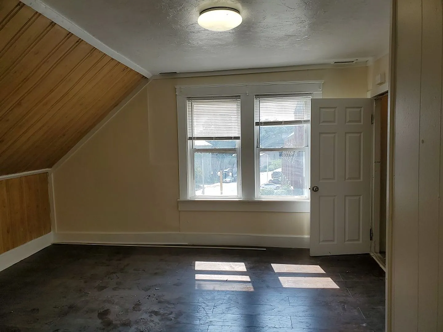 611 Cambridge — Photo 2