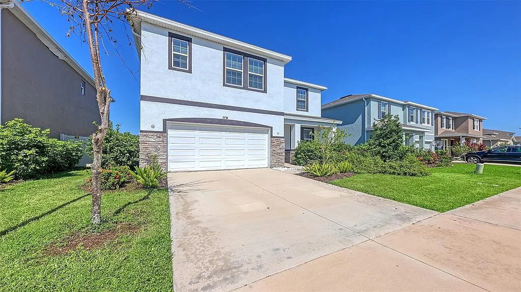 5 bed, 3.5 bath, 3633 sqft, $4,500 — Photo 2