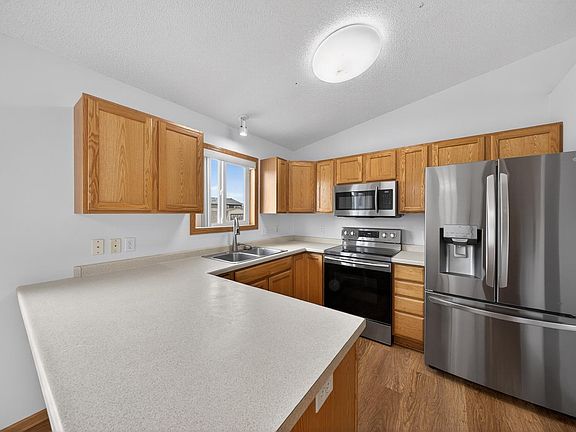 5th image of 903 8th Ave NE