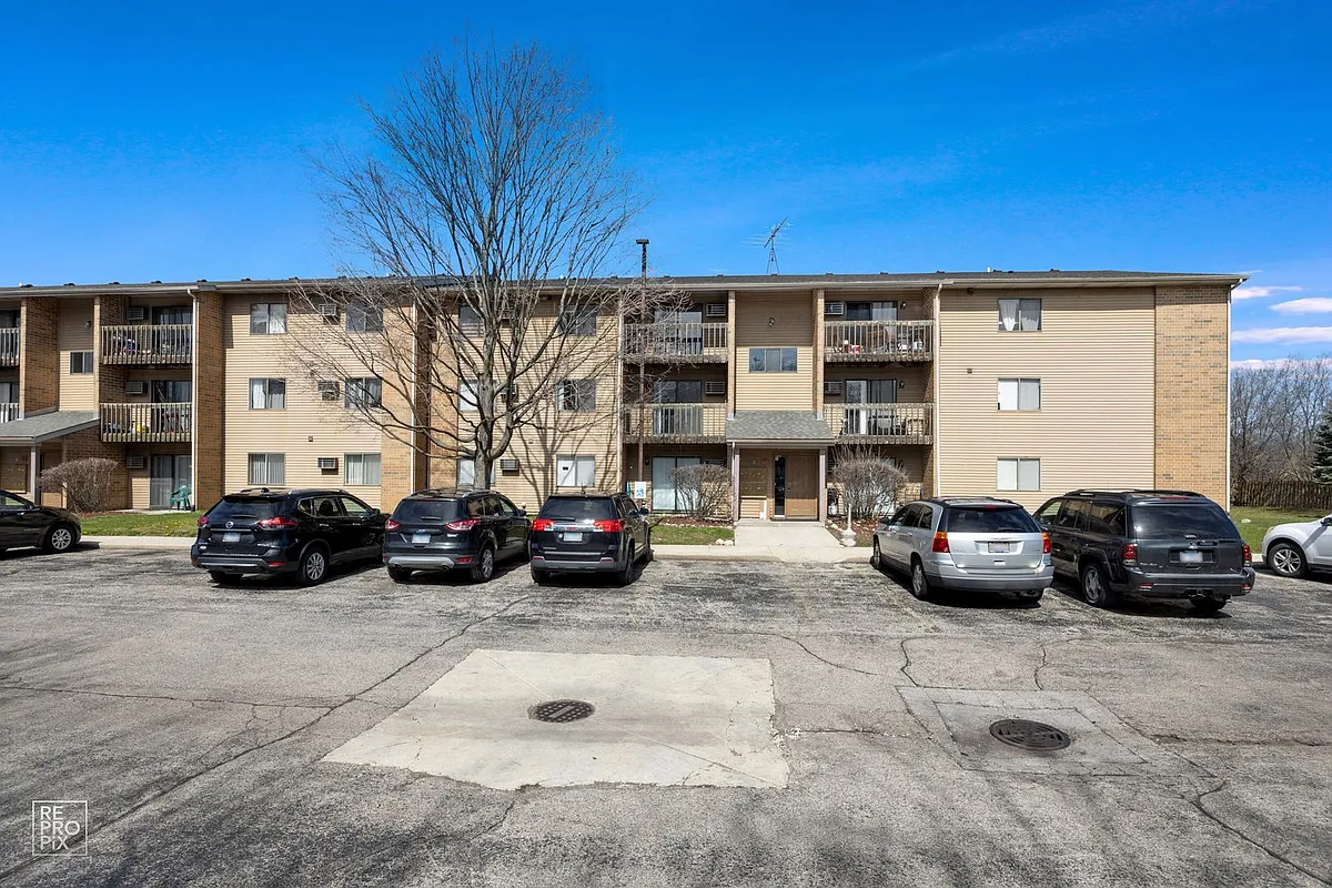 Photo 2 of 10 - 645 Virginia Rd #224 - Crystal Lake, IL Building Photo - 645 Virginia Rd #224