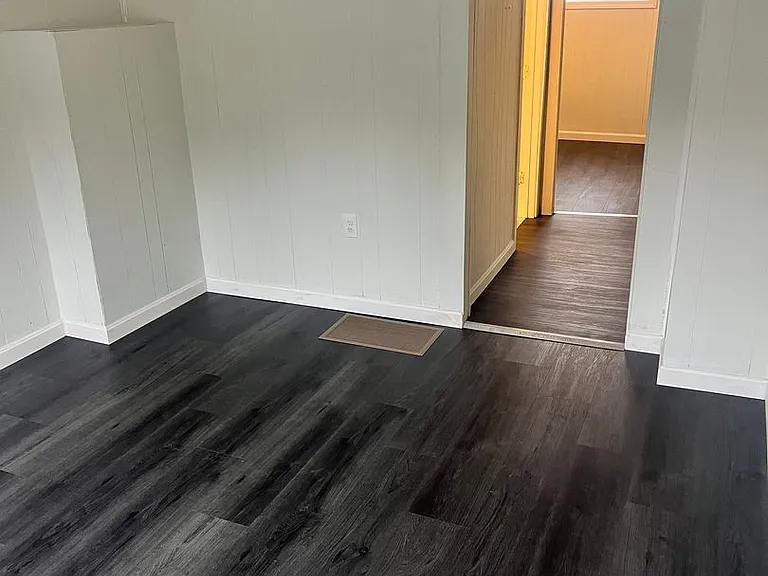 109 Hansen Ave — Photo 2