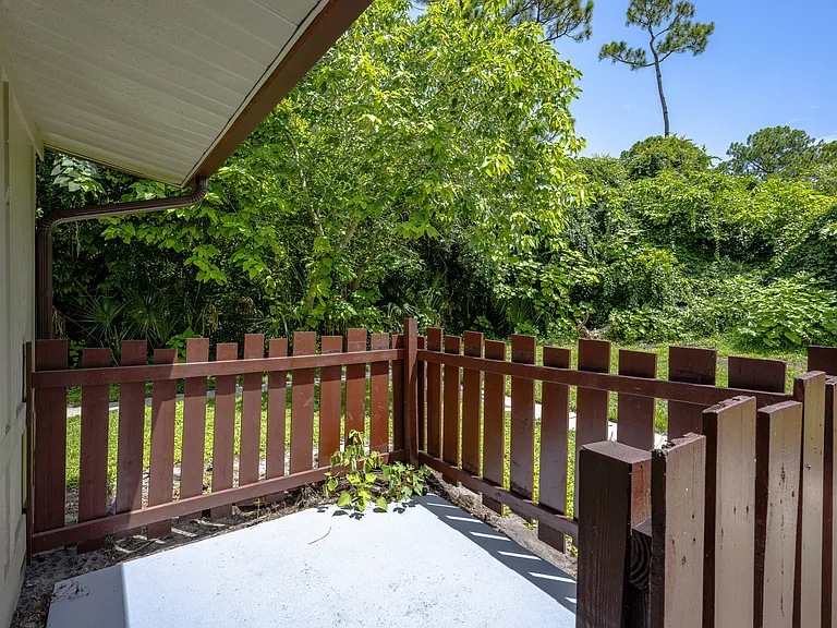 Camellia Court Apartments — Photo 39