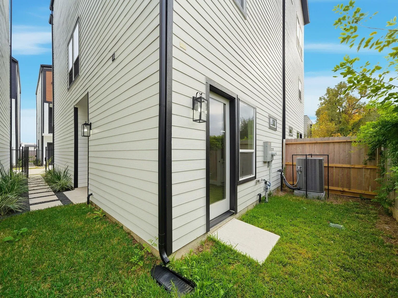 3 bed, 3.5 bath, 1694 sqft, $3,200 — Photo 4