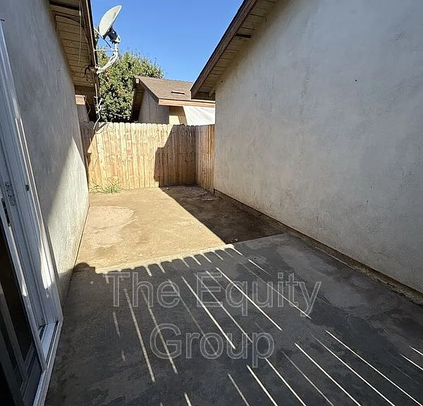 1577 E Cross Ave — Photo 13