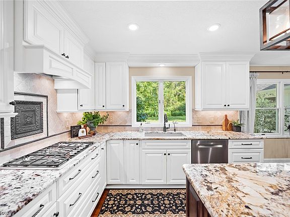 4th image of 385 Sycamore Cir