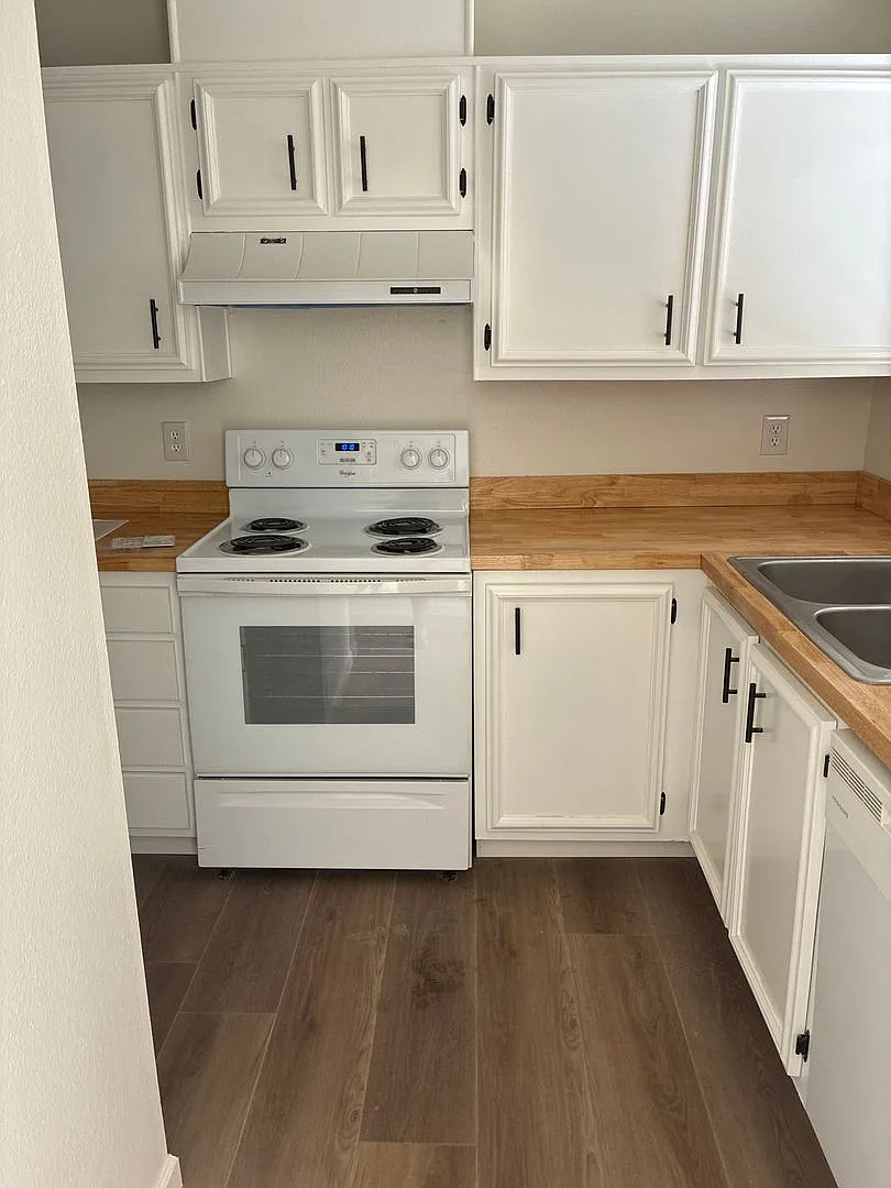 Nice clean 55+ community condo — Photo 4