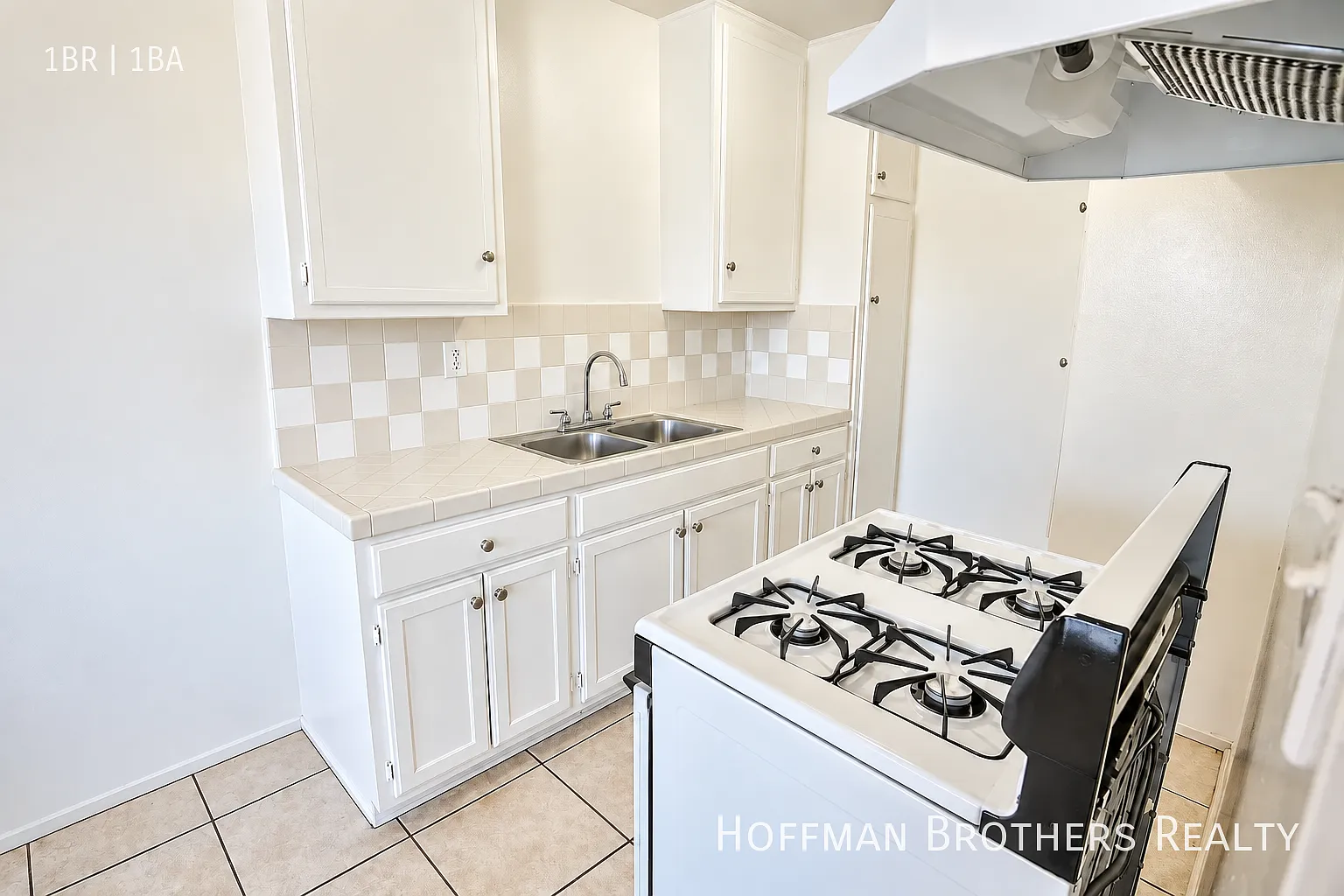 Bright 1-Bedroom With Hardwood Floors, Granite Kitchen & Parking Included!! — Photo 2