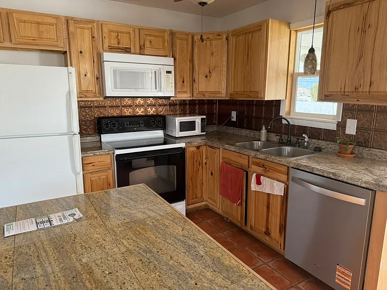 613 E 4th St — Photo 2
