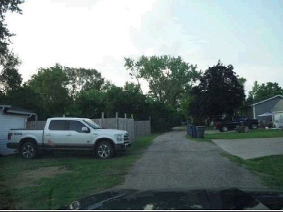 Exterior Neighborhood (street photo)