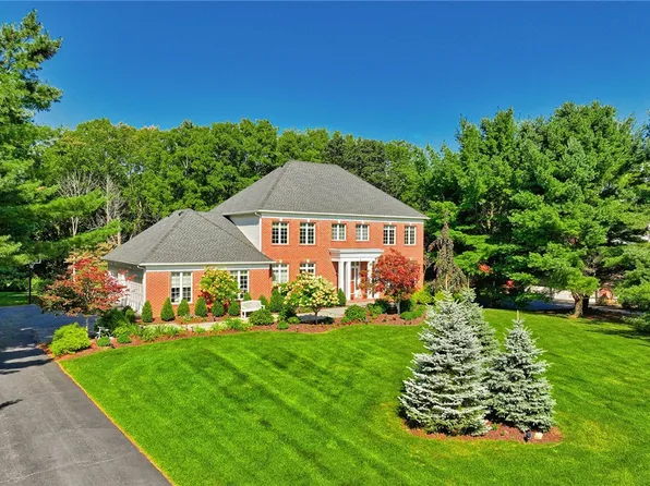 8 Beauclaire Ln, Fairport, NY 14450