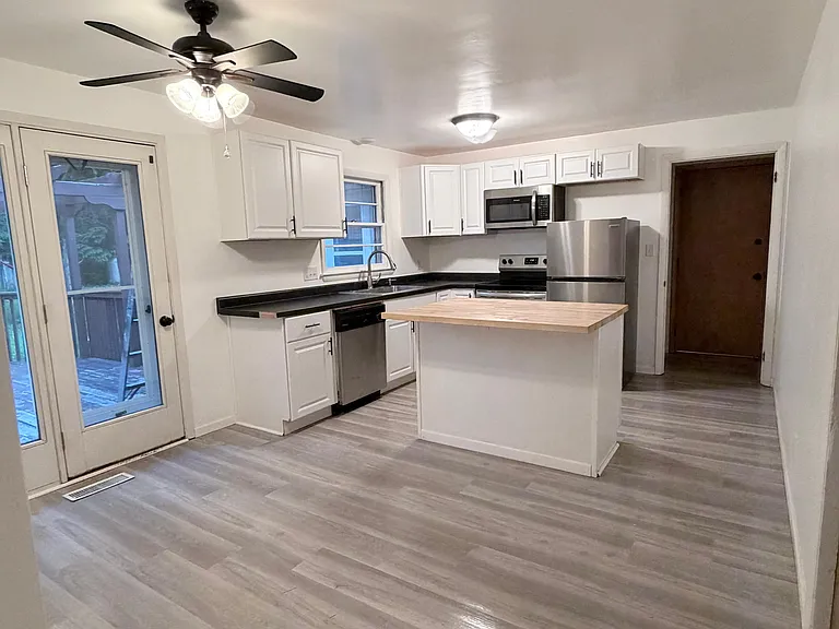 1115 Twilight Dr — Photo 2