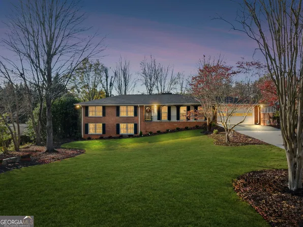 2667 Fontainebleau Dr, Dunwoody, GA 30360