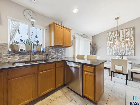 400 Philly Cir, Harrisburg, SD 57032