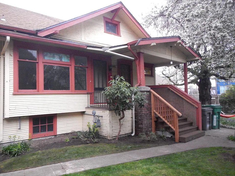 1/2 Woodland Park Ave N