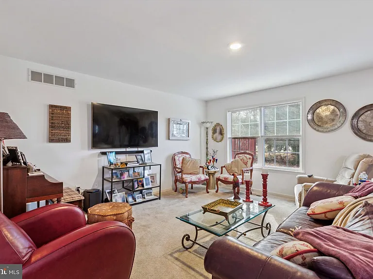 220 Primrose Ln — Photo 2