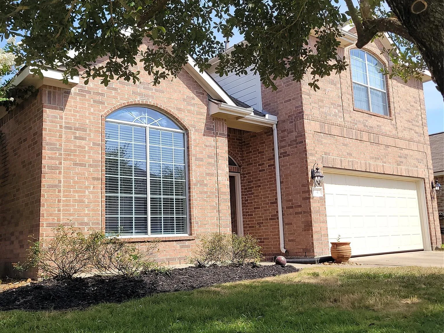 3 bed, 2.5 bath, 2342 sqft, $2,300 — Photo 1